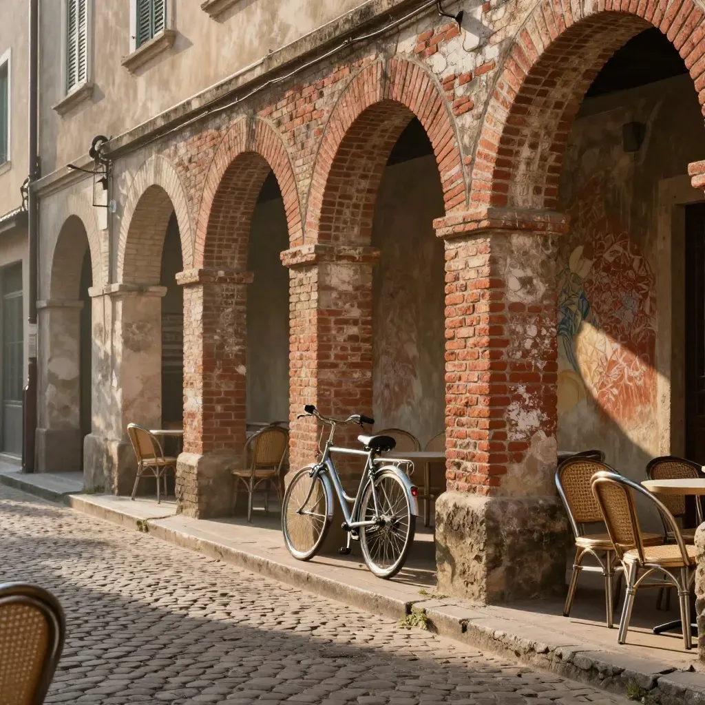 Rue de Saint-Cyprien au soleil, arches en brique, vélo vintage et chaises de café devant un mur mural.